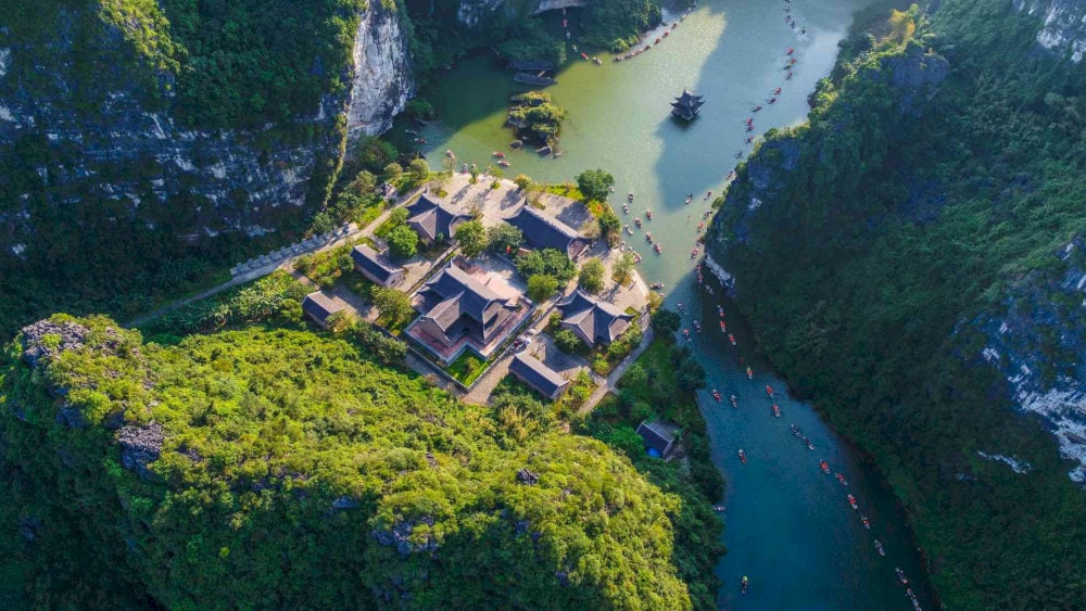 Coming to Vu Lam Palace, visitors can step into a poetic and majestic landscape